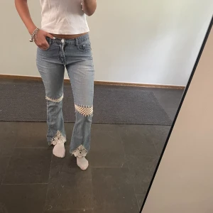 Coola utsvängda jeans med detaljer - Jättecoola jeans med snygga detaljer i benen. Storlek xs. Jag är 165cm