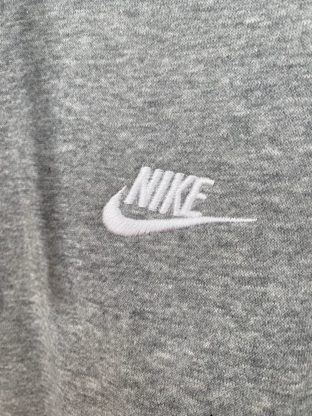 Väldigt fin Nike-hoodie. Hoodien säger M men sitter mer som S.. Hoodies.