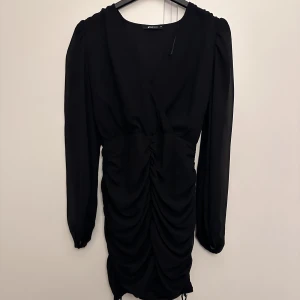 Klänning  - Svart känning från Gina Tricot storlek 38 60kr + frakt 