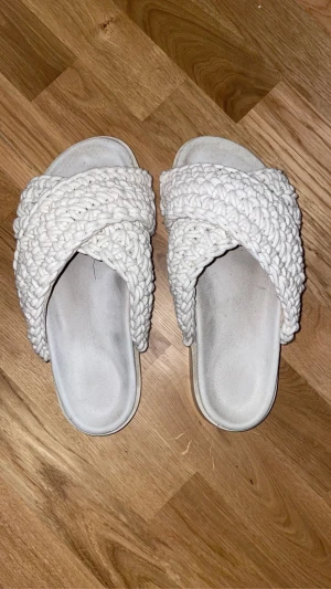 Inuikii tofflor - Helt nya, endast använda en gång!! Storlek 40, nypris 2299kr. 🥰  (Dock ingen kartong kvar)