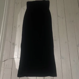 Miditubklänning - Miditubsklänning i bombull från prettylittlething i strl 38, funkar även för S. Perfekt vardags/festklänning 🖤🤍