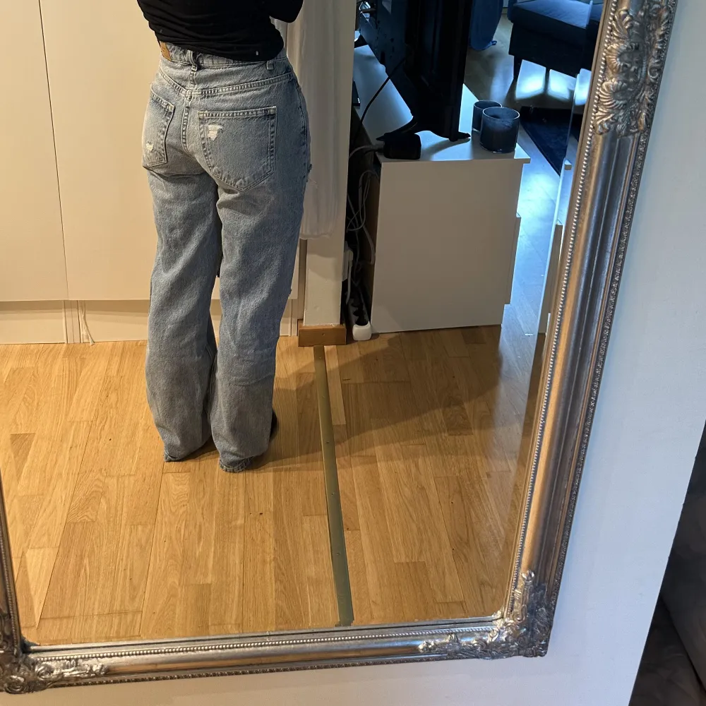 Loose high waist jeans petite, från gina tricot i storlek 34. Endast använda 4 ggr pga lite för långa. Ordinarie pris 599 kr. Jeans & Byxor.