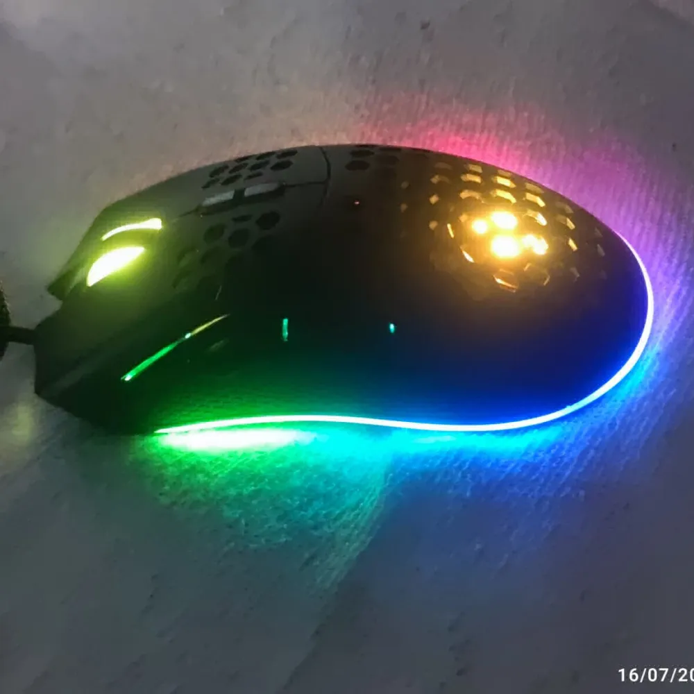 Jättefin gaming mus med LED-ljus,  nästan oanvänd och fungerar fantastiskt.. Övrigt.