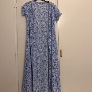 Känning  - Känning från SHEIN i storlek 38 (M). Aldrig använd endast provad.  Köparen får stå för frakten 😀