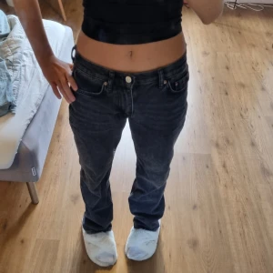 Low waist jeans  - Jeans från gina tricot, low waist. Är 162 cm, de sitter tajt i midjan 
