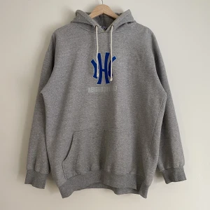 Neighborhood Skate 90-tals Hoodie - En clean hoodie från 90-tals skatemärket Neighborhood. Tror ej det är samma som det japanska märket neighborhood, vet ej säkert. Har en väldigt boxy fit och en liten huva. Storlek M, sitter oversized.