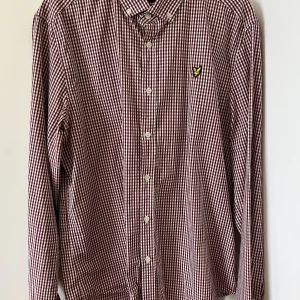 Lyle & Scott skjorta - Oanvänd Lyle & Scott, vinröd/vit-rutig. Storlek XL. 
