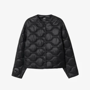 Mango jacka glansig🫶🏼 - Säljer denna trendiga jackan ifrån mango i storlek XXS men skulle mer säga att det är en XS/S. Köpt i februari och i väldigt fint skick. Nypris 600 så säljer för 400 eller mindre vid snabb affär. Kom privat för egna bilder eller frågor(Tryck ej på köp nu)