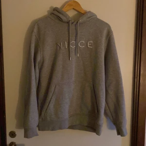 Nicce hoodie  - Grå hoodie i prima skick köpt i våras passar både till s och m