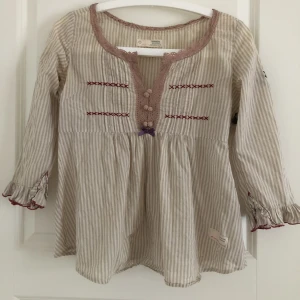 Blus från Odd Molly. - Tidlös och detaljrik blus från Odd Molly.