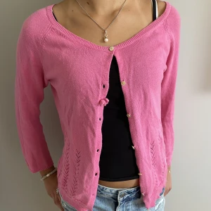 Rosa stickad odd Molly kofta - Super snygg odd Molly kofta. Den är i storlek 2 vilket motsvarar M. Den funkar också för xs-s då den kan vara lite oversized. 