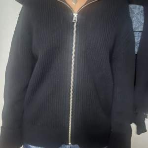 En väldigt tjock stickad Zip tröja från Cos. Köpt för ca 1 år sen och köpte den för 1000kr 