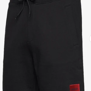 Hugo boss shorts  - Hugo boss shorts köpt från boozt. Köpta nyligen. Skick 8/10. Priset kan diskuteras. !!! Frakta bara. Jag kommer dock filma eller skicka bild när jag fraktar så att ni inte tror att jag bluffar.