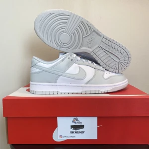 Nike dunk low  - Nike dunk low photon dust. Storlek 40. Helt nya. Pris 1699kr. Möts i Sthlm eller frakt mot kostnad 👍