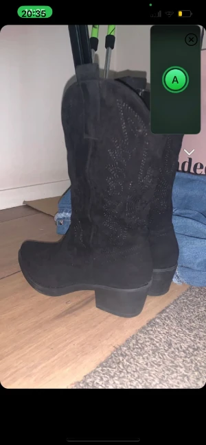 Svarta bootsen  - Hej säljer nu mina svarta boots köpta i Nederländerna bra skick säljer inte under 600 skriv vid frågor❤️