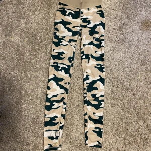 Träningstights - Kamouflage mönstrade träningstights från Lager 157 i storlek XS! 