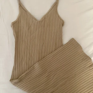 beige klänning  - jätte fin ribbad beige klänning, strl xs men funkar även som xxs💕 Klänningen är från H&M och är i mycket fint skick💗💗