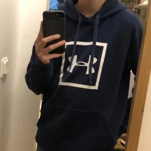 Väldigt snygg och klassisk Under Armour Hoddie som är i väldigt bra skick förutom att plastgrejen på snöret jag låstnat och lappen e borta men den passar storlek S! Skriv om ni har några frågor :D  