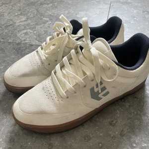 Etnies skor - Etnies Marana skateskor skejtade 2 gånger bra skick 