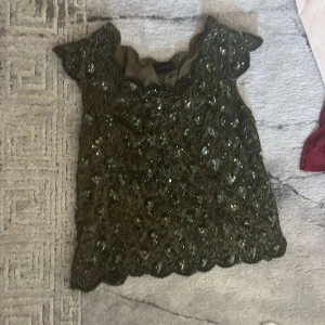 Grön linne - Den är glittrig och jätte fin säljer pga den är för liten för mig , bra skick