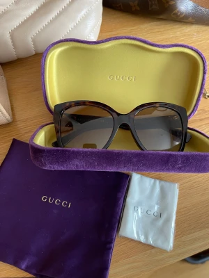 Gucci äkta solglasögon  - Otroligt fina som ny Gucci solglasögon, köpte på Synoptik. Kostade 2500! 