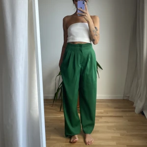 Gröna kostymbyxor  - Premium selection x H&M  Skräddarsydda kostymbyxor som är jättefina 🥺 använder inte längre.  - jag har fållat upp byxorna med tygtejp. 