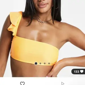 Orange one shoulder bikini top från NA-KD🌼 i storlek S!  Helt ny aldrig använd! Säljer pågrund av att den inte passa mig och kunde ej returnera 