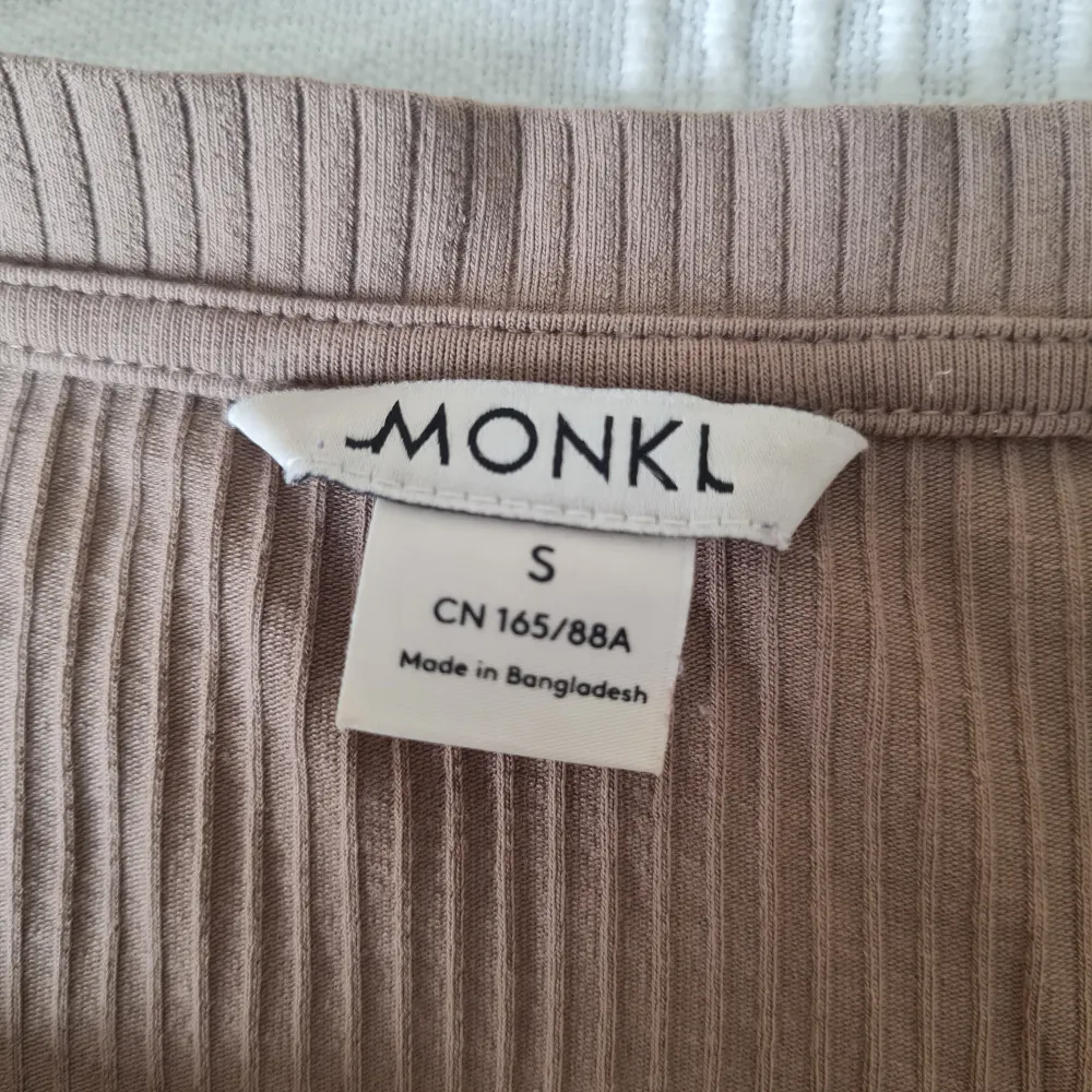 Kanppt använd snygg långärmad tröja från monki i brun/beige färg. Skönt material. Dm för mer info eller mer bilder. Toppar.