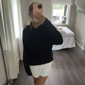 Stickad hoodie - Jättefin svart stickad hoodie från Lindex. Den är i stl Xs men den passar även en S och möjligtvis en M. Jättebra skick och använd fåtal gånger💗 Den saknar snören men den är jättefin ändå! 