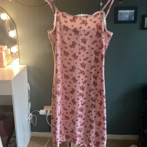 Blommig klänning  - Super söt blommig klänning perfekt nu i sommar. Storlek 158 men passar xs/s 