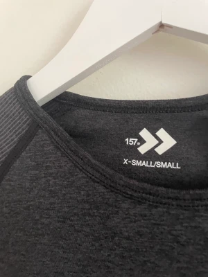 Sport topp  - Mörk grå Långärmad topp i ”sportmaterial” från lager 157 💗💗