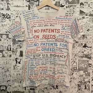 T-shirt med tryck - En T-shirt med tryck på flera olika språk, väldigt cool. Hör av för bilder eller frågor!