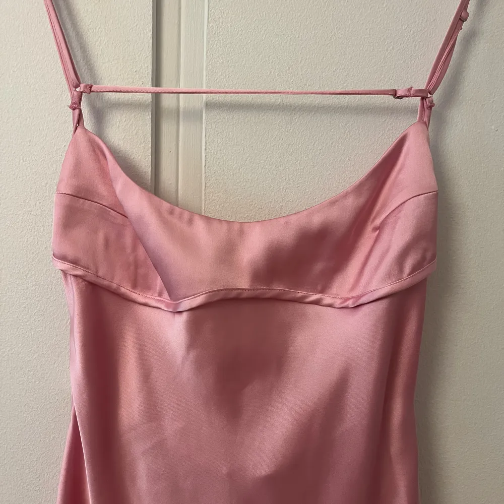 Jättefin rosa maxiklänning från zara storlek S som blev populär men säljer den eftersom jag tyvärr inte fått användning av den. Frakt ingår ej i priset. Klänningar.
