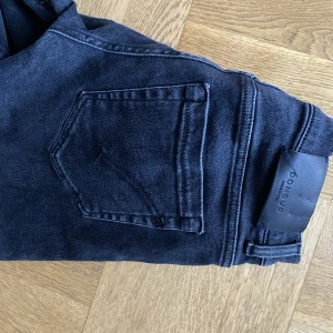Dondup jeans - Svarta jeans Dondup George (skinna fit) i storlek 30. Mycket bra skick.  