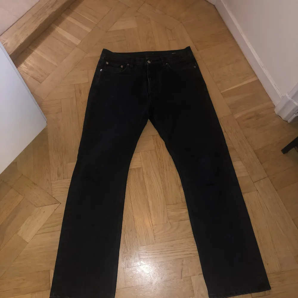 Säljer dessa schyssta svarta Hope Rush Denim jeans i storlek 31! Modellen säljs inte längre. Hör av er vid frågor och funderingar! . Jeans & Byxor.