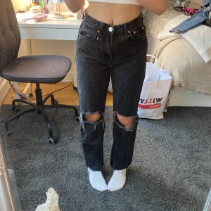 Svara jeans - Säljer dessa ascoola svara jeansen ifrån Gina, lite osäker på om jag ville sälja de för de är verkligen svinsnygga, men de är smått försmå i midjan för mig 🫶