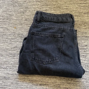 Jeans  - Säljer mina populära lager 157 jeans i Icon! Dem är i superbra skick, men dem är avklippta bara typ 2/3cm längst ner! Köpte dem för 400kr men säljer för 250kr ❤️ Hör av er! 😊