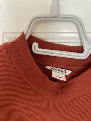 Tröja från monki - Mysig tröja från Monki i storlek S. Superskönt på och följer kroppen snyggt! Använd fåtal gånger. 
