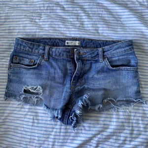 Minishorts - 2000s minishorts från Ginatricot. Väldigt låg midja och korta. Lappen bak är bortnött och trådarna i hålen har försvunnit lite men annars ser de bra ut.