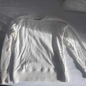 Clean snygg tröja från acqua limone,använd 3-4 gånger✨Färg: Cream/vit