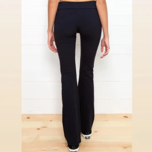 yoga pants aritzia - supersköna lågmidjade yoga pants från Aritzia (sunday camden pants). liknar de från brandy melville 🩷strl xxs. bara användt några få gånger!