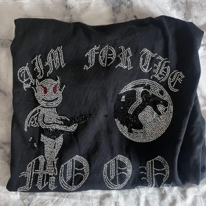 Aim for the moon  - En jätte fin t-shirt från aim for the moon men kommer inte rikigt till användning, använd fårtal gånger Kontakta vid intresse och fler bilder ✨