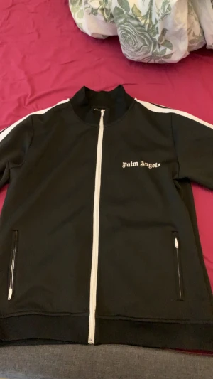 Palm angels tröja  - Palm angels tröja, använd 1 gång för stor för mig, riktigt bra kvalite på den. 10/10 skick