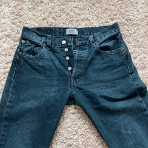 Levis jeans straight fit  - Säljer dessa supersnygga Levis jeansen. Jag säljer dessa då jag växt ur dem i midjan. I övrigt är dem skit sköna och sitter super snyggt. Dem är midwaist och har en regular straight fit. Köparen står för frakten🤍
