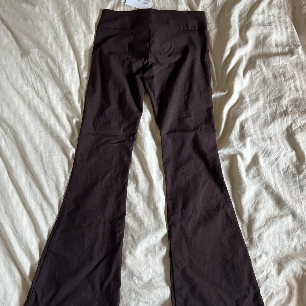 Lågmidjade bruna kostymbyxpr med bootcut köpta från Urban Outfitters för cirka 2 år sedan. Endast testade av mig därav prislapp. Bara att skriva vid frågor! Köparen står för frakt.. Jeans & Byxor.