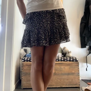 Volangkljol! - Säljer även denna supersöta blommiga  volangkjolen💕passar perfekt till sena sommarkvällar tillsammans med en stickad tröja 