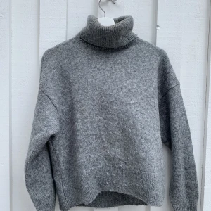 HM tröja  - Säljer denna stickade grå polotröjan från Hm. Varm till vintern. Hör av er vid frågor 💞💞