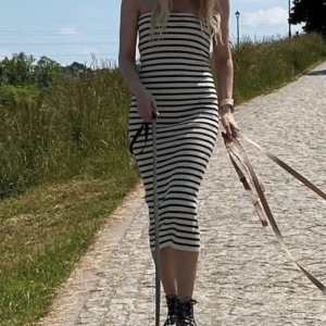 Zara klänning - Säljer denna zara klänningen som inte har kommit till användning🫶🏼 Passar även mig som brukar ha storlek M-L i klänningar