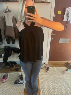 Topp från Filippa K - Säljer denna söta toppen som är köpt från Filippa K och har blivit använd någon enstaka gång