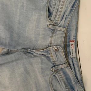 Levis jeans 470 - Lågmidjade levis-jeans, ganska långa i benen. Vet inte exakt storlek men passar på mig som brukar bära strl 36-38.🫶🏼